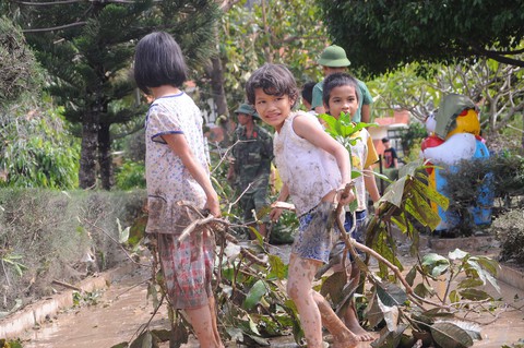 Nha Trang ngổn ngang sau bão mạnh - Ảnh 6. Nha Trang ngổn ngang sau bão mạnh - Ảnh 6.