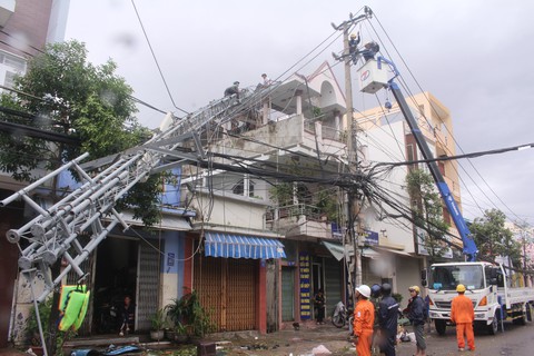 Nha Trang ngổn ngang sau bão mạnh - Ảnh 11. Nha Trang ngổn ngang sau bão mạnh - Ảnh 11.