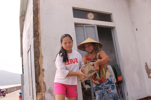 ‘Bão cướp mất nhà rồi, phải cho em nó học’ - Ảnh 1. ‘Bão cướp mất nhà rồi, phải cho em nó học’ - Ảnh 1.