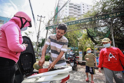 Nha Trang lấy lại nhịp sống thường ngày sau bão - Ảnh 16. Nha Trang lấy lại nhịp sống thường ngày sau bão - Ảnh 16.