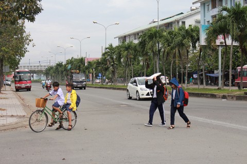 Xe lớn phóng nhanh vượt ẩu trong đường nội bộ khu dân cư - Ảnh 2. Xe lớn phóng nhanh vượt ẩu trong đường nội bộ khu dân cư - Ảnh 2.