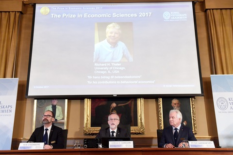 Giáo sư ĐH Chicago thắng giải Nobel kinh tế 2017 - Ảnh 2. Giáo sư ĐH Chicago thắng giải Nobel kinh tế 2017 - Ảnh 2.