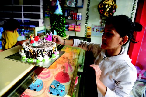 Bánh kem Noel trúng lớn, tiệc Giáng sinh hút khách - Ảnh 2. Bánh kem Noel trúng lớn, tiệc Giáng sinh hút khách - Ảnh 2.