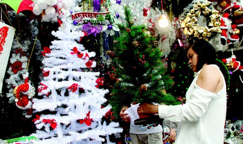 Bánh kem Noel trúng lớn, tiệc Giáng sinh hút khách - Ảnh 1. Bánh kem Noel trúng lớn, tiệc Giáng sinh hút khách - Ảnh 1.