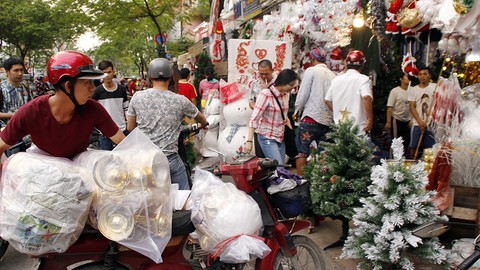 Người Sài Gòn rủ nhau đi sắm đồ trang trí Noel - Ảnh 1. Người Sài Gòn rủ nhau đi sắm đồ trang trí Noel - Ảnh 1.