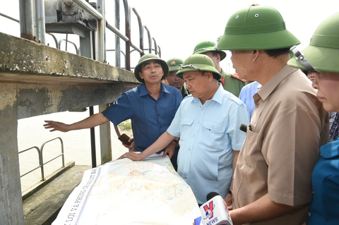 Chủ động di dời dân khỏi nơi có nguy cơ sạt lở - Ảnh 1. Chủ động di dời dân khỏi nơi có nguy cơ sạt lở - Ảnh 1.