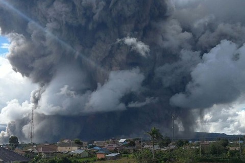 Núi lửa Sinabung ở Indonesia phun trào dữ dội - Ảnh 2. Núi lửa Sinabung ở Indonesia phun trào dữ dội - Ảnh 2.