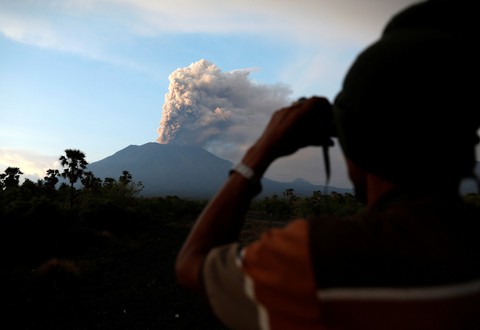 Indonesia kéo dài thời gian đóng cửa sân bay vì núi lửa - Ảnh 1. Indonesia kéo dài thời gian đóng cửa sân bay vì núi lửa - Ảnh 1.