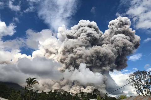 Núi lửa Sinabung ở Indonesia phun trào dữ dội - Ảnh 1. Núi lửa Sinabung ở Indonesia phun trào dữ dội - Ảnh 1.