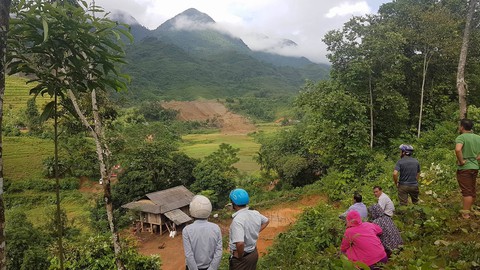 Tìm được 9 thi thể trong số 18 người bị vùi lấp tại Hòa Bình - Ảnh 3. Tìm được 9 thi thể trong số 18 người bị vùi lấp tại Hòa Bình - Ảnh 3.