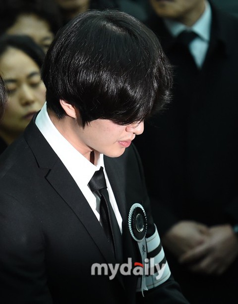SHINee, SNSD, SJ thẫn thờ đưa tang Jonghyun - Ảnh 4. SHINee, SNSD, SJ thẫn thờ đưa tang Jonghyun - Ảnh 4.