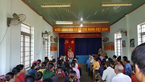 Trưởng công an xã đá văng thau cá nói lời xin lỗi dân - Ảnh 1. Trưởng công an xã đá văng thau cá nói lời xin lỗi dân - Ảnh 1.