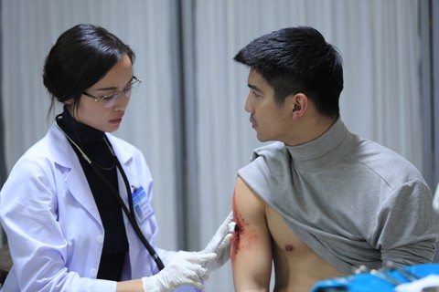 Phim mới của Victor Vũ hé lộ ý tưởng từ ca ghép đầu đầu tiên - Ảnh 9. Phim mới của Victor Vũ hé lộ ý tưởng từ ca ghép đầu đầu tiên - Ảnh 9.