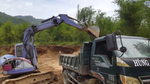 Đã bắt được 2 xe cát tặc phá Bảy Núi - Ảnh 1. Đã bắt được 2 xe cát tặc phá Bảy Núi - Ảnh 1.