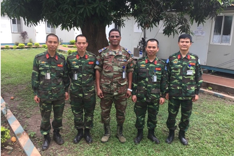 Những anh bộ đội Cụ Hồ mang mũ nồi xanh - Ảnh 1. Những anh bộ đội Cụ Hồ mang mũ nồi xanh - Ảnh 1.