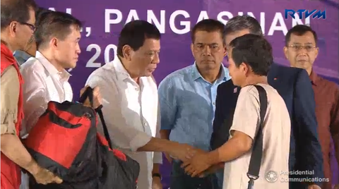 Tổng thống Duterte chủ trì lễ tiễn 5 ngư dân Việt về nước - Ảnh 3. Tổng thống Duterte chủ trì lễ tiễn 5 ngư dân Việt về nước - Ảnh 3.
