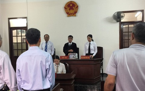 Hoãn phiên tòa vì xuất hiện ‘văn bản lạ’ - Ảnh 1. Hoãn phiên tòa vì xuất hiện ‘văn bản lạ’ - Ảnh 1.