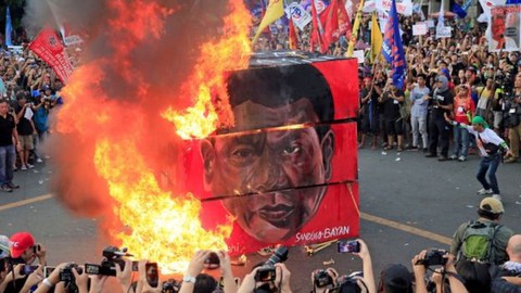 Hàng ngàn người biểu tình phản đối tổng thống Philippines - Ảnh 1. Hàng ngàn người biểu tình phản đối tổng thống Philippines - Ảnh 1.