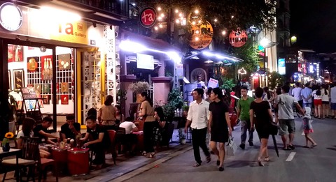 Phố đi bộ Huế thu hút khách Tây lẫn ta - Ảnh 4. Phố đi bộ Huế thu hút khách Tây lẫn ta - Ảnh 4.
