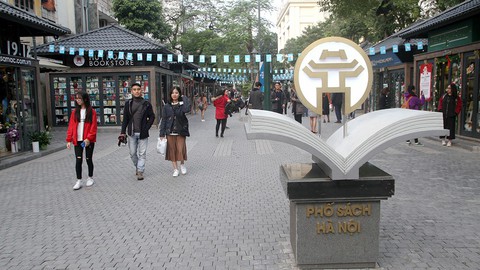 Phố sách Hà Nội: thưa vắng khách, các gian hàng kêu cứu - Ảnh 1. Phố sách Hà Nội: thưa vắng khách, các gian hàng kêu cứu - Ảnh 1.