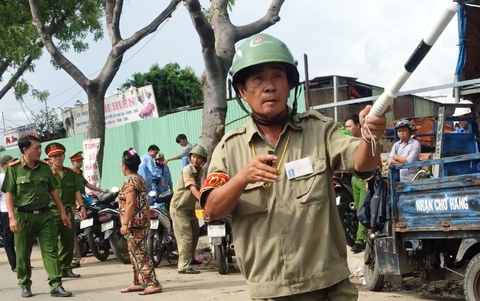 Xe kẹt cứng khi cưỡng chế dãy kiôt bờ tường sân bay Tân Sơn Nhất - Ảnh 5. Xe kẹt cứng khi cưỡng chế dãy kiôt bờ tường sân bay Tân Sơn Nhất - Ảnh 5.