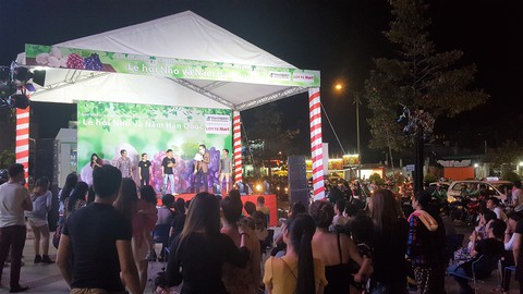 Dùng thử Nho và Nấm Hàn Quốc tại Lottemart - Ảnh 1. Dùng thử Nho và Nấm Hàn Quốc tại Lottemart - Ảnh 1.