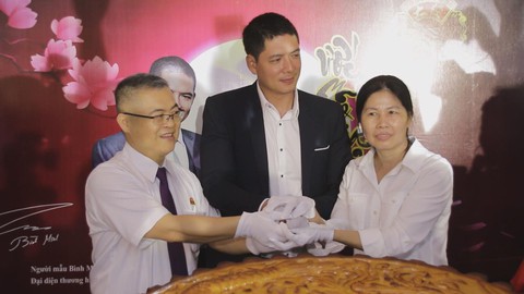 Phá cỗ chiếc bánh trung thu khổng lồ nặng 270kg của Đại Phát - Ảnh 2. Phá cỗ chiếc bánh trung thu khổng lồ nặng 270kg của Đại Phát - Ảnh 2.