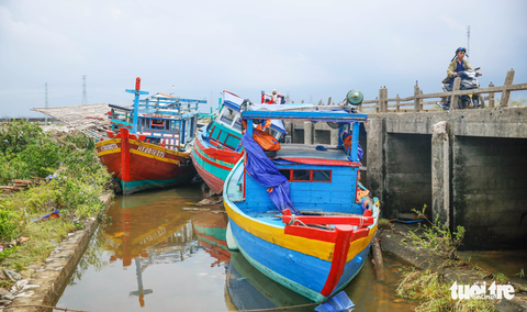 Nhiều tàu cá mắc cạn sau bão, ngư dân khốn đốn - Ảnh 2. Nhiều tàu cá mắc cạn sau bão, ngư dân khốn đốn - Ảnh 2.