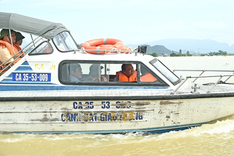 Hủy mọi cuộc họp, Thủ tướng thị sát, chỉ đạo hộ đê tại Ninh Bình - Ảnh 2. Hủy mọi cuộc họp, Thủ tướng thị sát, chỉ đạo hộ đê tại Ninh Bình - Ảnh 2.