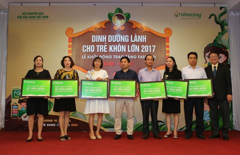 Vinasoy trao tặng 1,3 triệu suất sữa Fami Kid cho học sinh tiểu học - Ảnh 2. Vinasoy trao tặng 1,3 triệu suất sữa Fami Kid cho học sinh tiểu học - Ảnh 2.