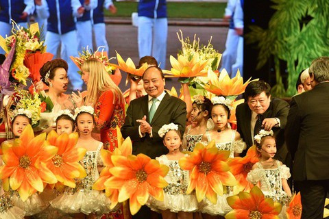 100 năm Cách mạng tháng Mười Nga - Vang mãi bài ca tháng Mười - Ảnh 1. 100 năm Cách mạng tháng Mười Nga - Vang mãi bài ca tháng Mười - Ảnh 1.
