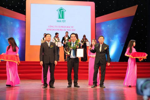 Địa ốc Nhà Tốt nhận giải doanh nhân, doanh nghiệp tiêu biểu - Ảnh 2. Địa ốc Nhà Tốt nhận giải doanh nhân, doanh nghiệp tiêu biểu - Ảnh 2.