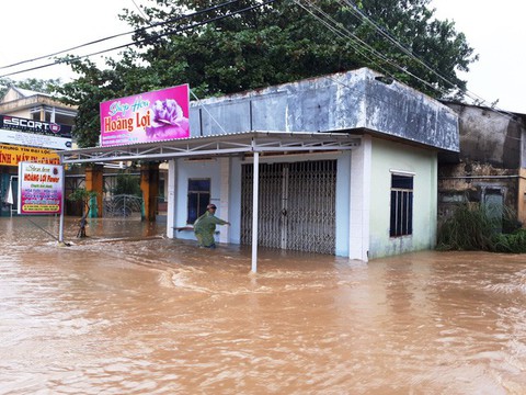 Nhiều khu vực miền Trung chìm trong nước lũ - Ảnh 11. Nhiều khu vực miền Trung chìm trong nước lũ - Ảnh 11.