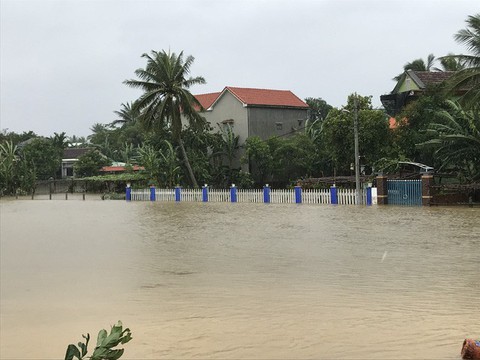 Nhiều khu vực miền Trung chìm trong nước lũ - Ảnh 7. Nhiều khu vực miền Trung chìm trong nước lũ - Ảnh 7.