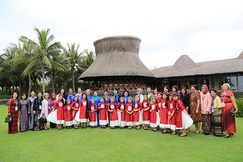 Các đệ nhất phu nhân tham dự APEC hội tụ tại Naman Retreat - Ảnh 1. Các đệ nhất phu nhân tham dự APEC hội tụ tại Naman Retreat - Ảnh 1.