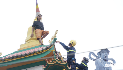 Một thanh niên nghi ‘ngáo đá’ quậy trên nóc chùa gần 10 giờ - Ảnh 5.
