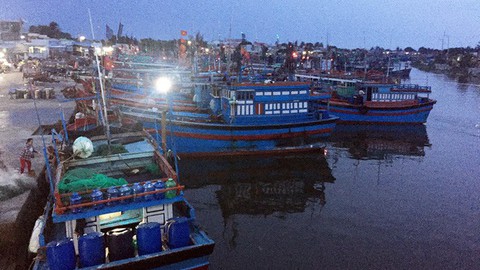 Ngư dân Ninh Thuận chạy nước rút tránh bão, TP.HCM cấm biển - Ảnh 1. Ngư dân Ninh Thuận chạy nước rút tránh bão, TP.HCM cấm biển - Ảnh 1.