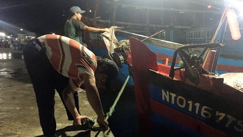 Ngư dân Ninh Thuận chạy nước rút tránh bão, TP.HCM cấm biển - Ảnh 3. Ngư dân Ninh Thuận chạy nước rút tránh bão, TP.HCM cấm biển - Ảnh 3.