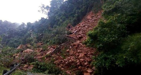 Sạt lở núi, đường Hồ Chí Minh nhánh tây tắc nghẽn - Ảnh 1. Sạt lở núi, đường Hồ Chí Minh nhánh tây tắc nghẽn - Ảnh 1.