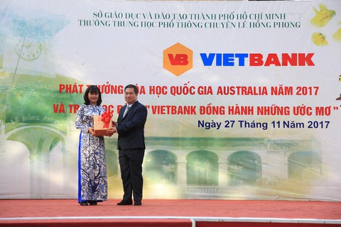 Vietbank trao tặng 30 suất học bổng cho học sinh trường THPT chuyên Lê Hồng Phong – TP.HCM - Ảnh 2. Vietbank trao tặng 30 suất học bổng cho học sinh trường THPT chuyên Lê Hồng Phong – TP.HCM - Ảnh 2.