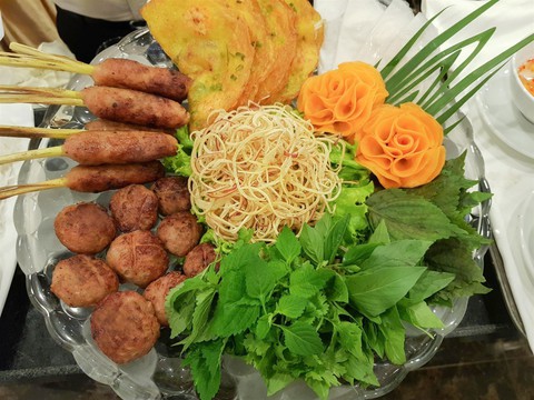 Ẩm thực ba miền độc đáo tại Núi Thần Tài Đà Nẵng - Ảnh 1. Ẩm thực ba miền độc đáo tại Núi Thần Tài Đà Nẵng - Ảnh 1.