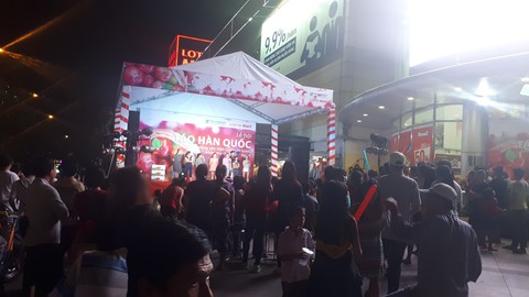 Dùng thử táo Fuji Hàn Quốc tại LOTTEmart Quận 7 - Ảnh 1. Dùng thử táo Fuji Hàn Quốc tại LOTTEmart Quận 7 - Ảnh 1.