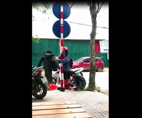 Cô gái truy tìm cậu bé đánh giày tặng áo ấm giữa trời đông - Ảnh 2. Cô gái truy tìm cậu bé đánh giày tặng áo ấm giữa trời đông - Ảnh 2.