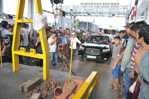 Giằng co tại trạm, BOT Cai Lậy xả trạm lần hai trong ngày - Ảnh 2. Giằng co tại trạm, BOT Cai Lậy xả trạm lần hai trong ngày - Ảnh 2.