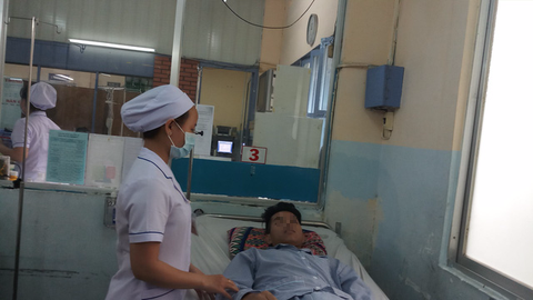 Liên tục ói ra máu do sốt xuất huyết - Ảnh 1. Liên tục ói ra máu do sốt xuất huyết - Ảnh 1.