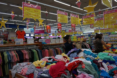 Siêu thị Co.opmart Kon Tum đông khách nhờ khuyến mãi - Ảnh 2. Siêu thị Co.opmart Kon Tum đông khách nhờ khuyến mãi - Ảnh 2.