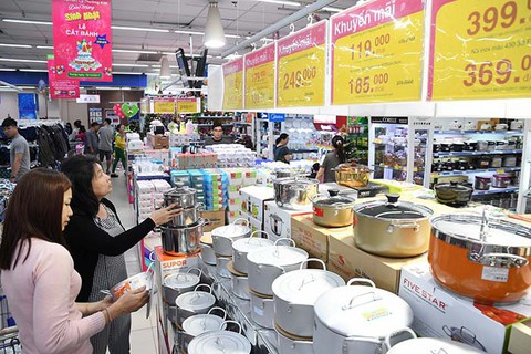 Siêu thị Co.opmart Hà Tiên tấp nập khách nhờ giảm giá mạnh - Ảnh 1. Siêu thị Co.opmart Hà Tiên tấp nập khách nhờ giảm giá mạnh - Ảnh 1.