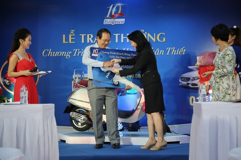 Trúng xe Vespa hơn 70 triệu đồng khi nhắn tin xác thực hàng chính hãng - Ảnh 2. Trúng xe Vespa hơn 70 triệu đồng khi nhắn tin xác thực hàng chính hãng - Ảnh 2.