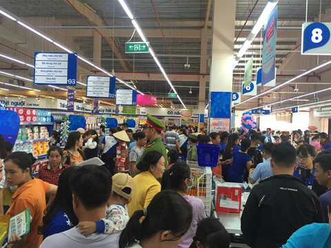 Siêu thị Co.opmart Nam Định đông khách nhờ khuyến mãi - Ảnh 1. Siêu thị Co.opmart Nam Định đông khách nhờ khuyến mãi - Ảnh 1.
