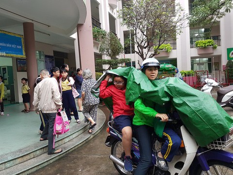 Nhiều trường ở Sài Gòn cho học sinh nghỉ sớm tránh bão Tembin - Ảnh 16. Nhiều trường ở Sài Gòn cho học sinh nghỉ sớm tránh bão Tembin - Ảnh 16.